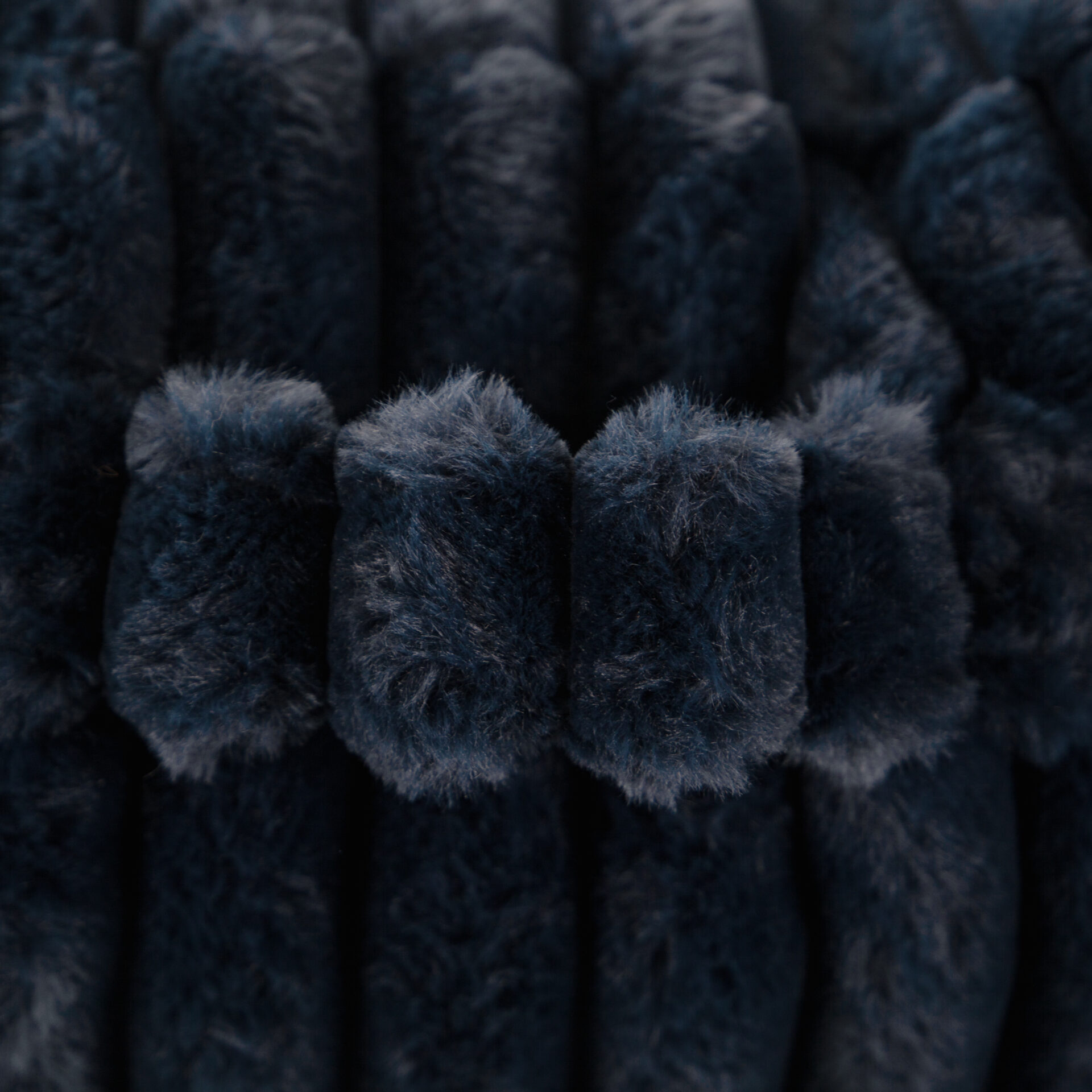 Fauteuil Pouf Bari Fausse Fourrure Grosses Côtes Bleu Nuit